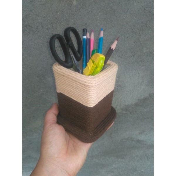 

prakarya tempat pensil dari kardus dan tali katun(macrame) serbaguna