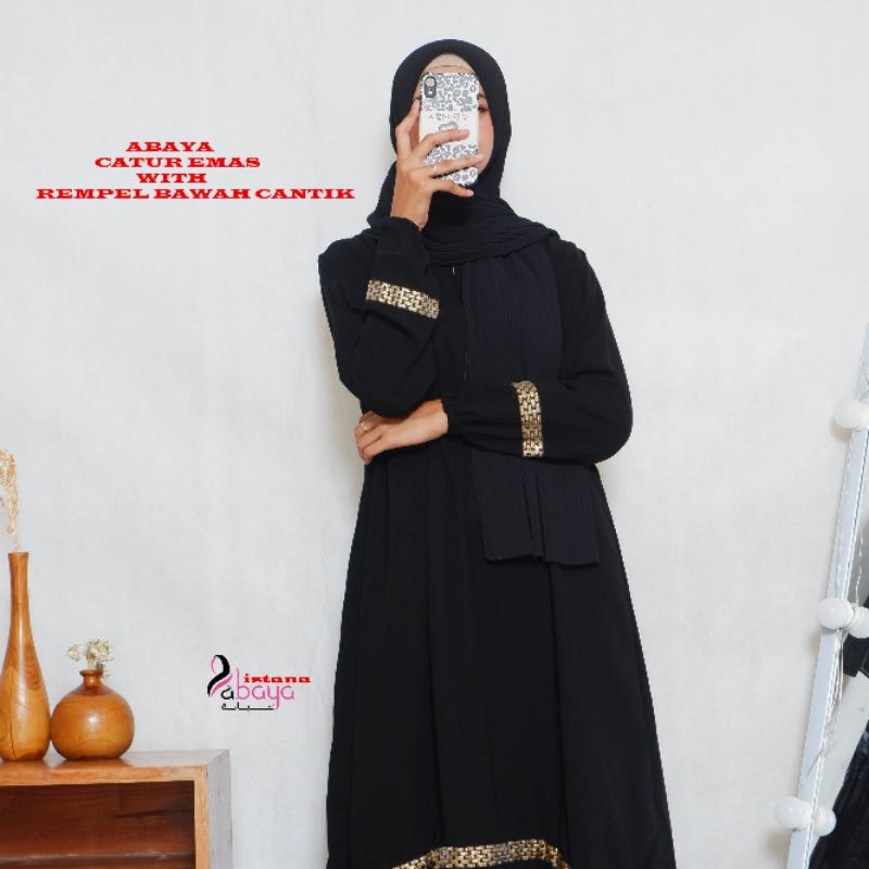 abaya polos.rempel dg aksen dadu catur Emas di tgn dan keliling di bwh!