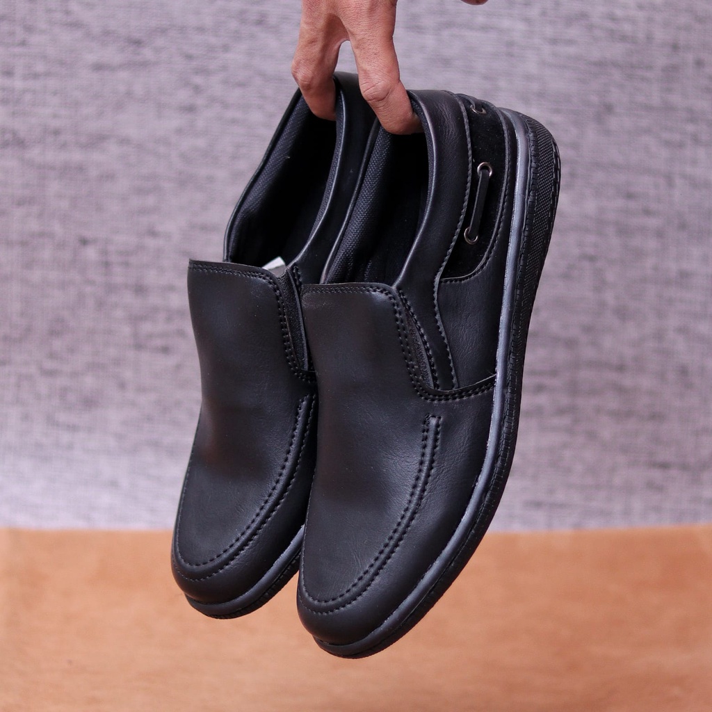 MOLK Sepatu Kasual Slip On Pria Hitam Semi Formal Sepatu Kulit Sintetik Kerja Kantor Kuliah Simple Murah Anti Slip