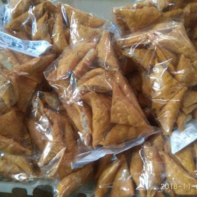 

TERLARIS!! Siomay Segitiga isi 10 topi Baso Aci, Bakwan, Seblak