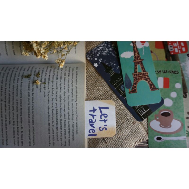 Bookmark atau pembatas buku kertas