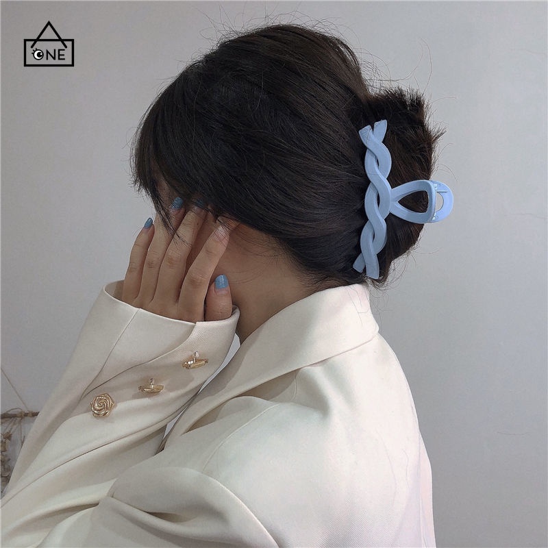 1PC Korean  Macaron Shark Hair Clip Temperament Twist Bath Clip Aksesoris Rambut Wanita aksesoris COD