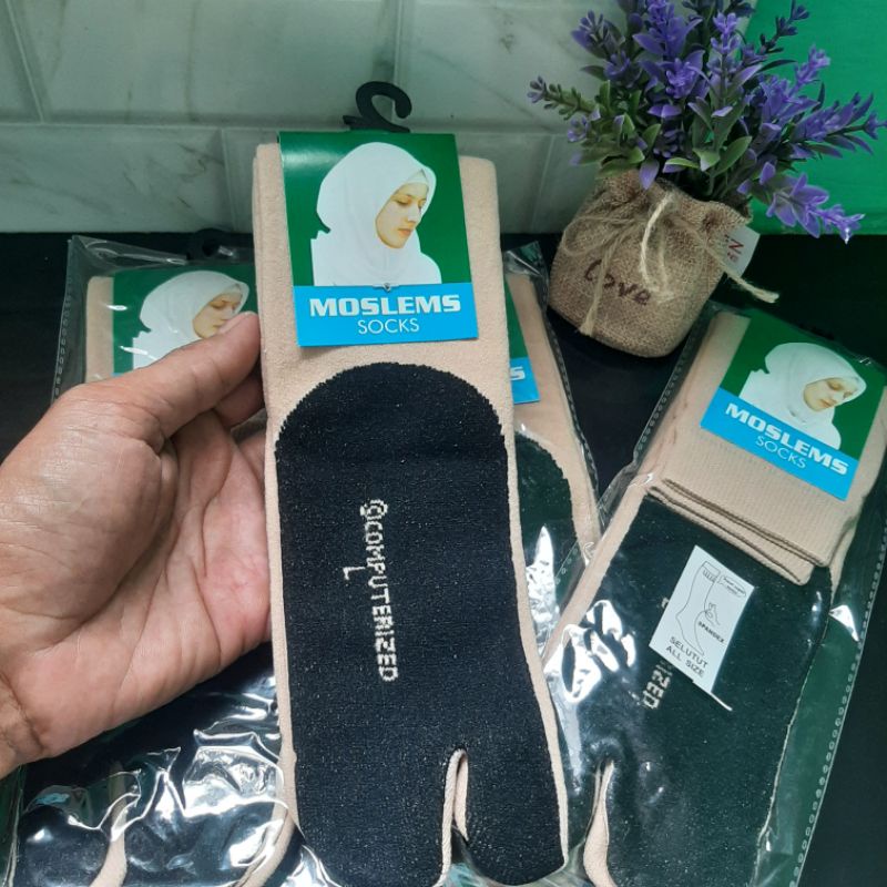 Kaos Kaki Wanita Jempol Muslimah  Warna Cream Telapak Kaki Hitam Ukuran L(Panjang sebetis)