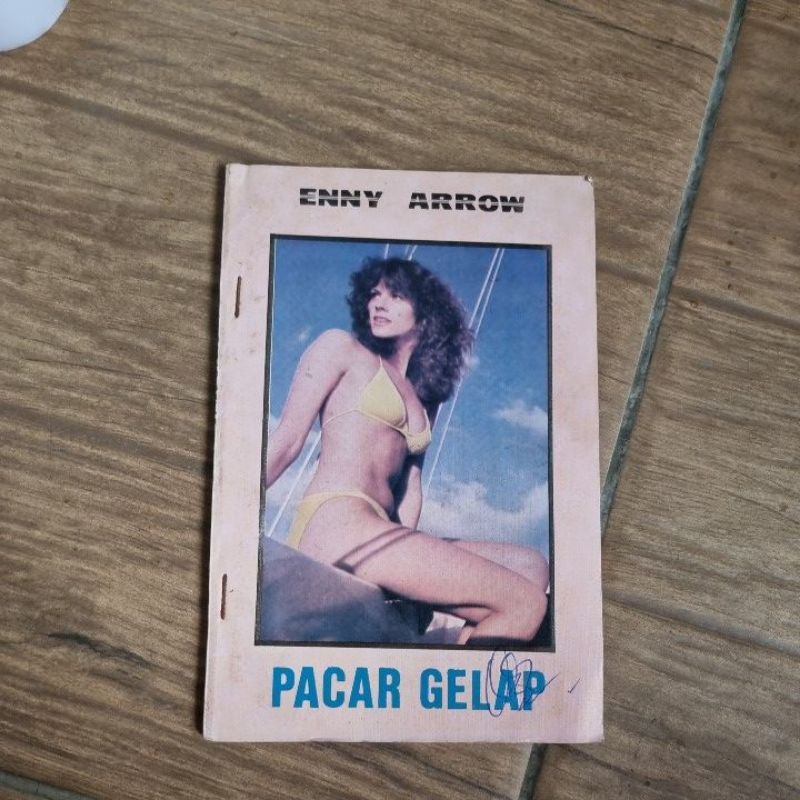 pacar gelap novel enny arrow