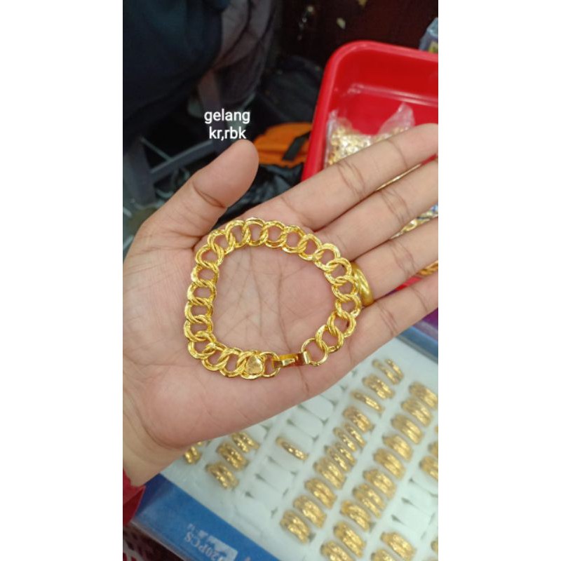 Gelang dan cincin replika mas 24k kualitas golden ,lagi hits an herlin kenza,best seller,panjang realnya 18cm-19cm tergantung stok dari toko mas, klo mau dipendekin atau dipanjangin pasti ada bekas potongan