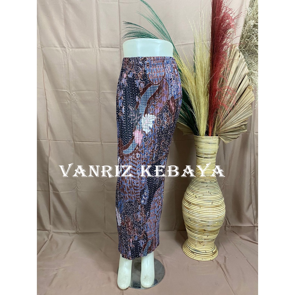 Vanriz Kebaya-Rok Plisket Batik Kebaya