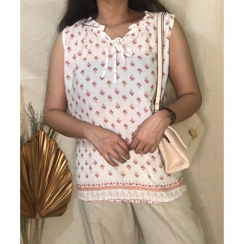 Oeillet Sleeveless Flowery Top