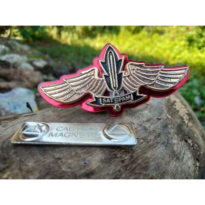 wings satpam akrilik magnet