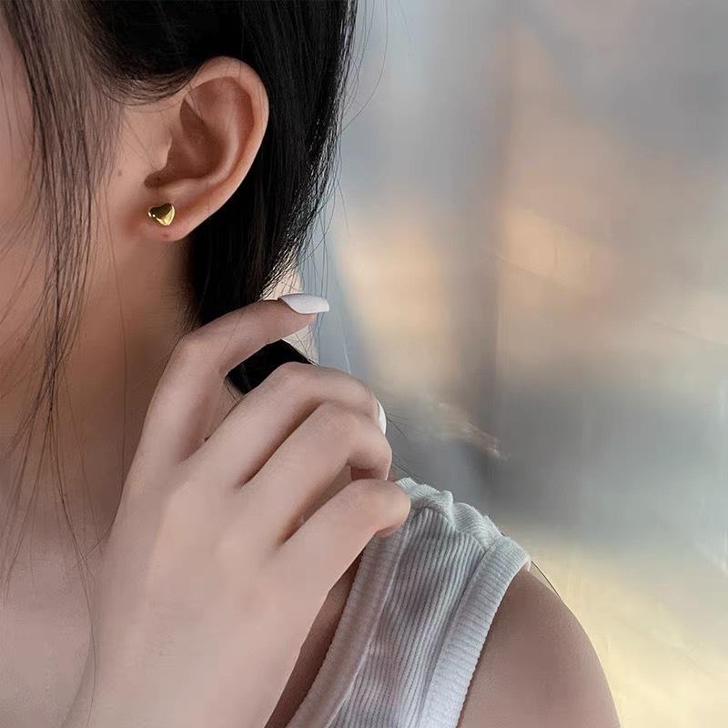 Anting Tusuk Motif Hati Kecil Ala Korea Bahan titanium steel Warna Emas Untuk Wanita