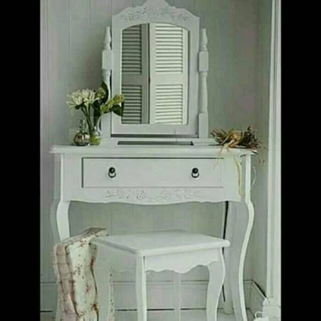 Meja rias duco putih.