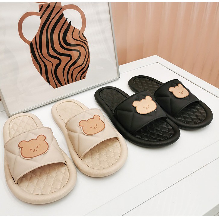 S20 Sandal Slop Karet Wanita Empuk  Motif Beruang Lucu Sendal Selop Rumah Hotel Women Home Sandals Elastis Cewek Perempuan Murah Miniso Dapur Kamar Mandi Import Korea Karakter Bear Premium Eva Tebal Hitam Sepatu Pria Cowok Laki Laki Jepit Anti Slip Keren-6