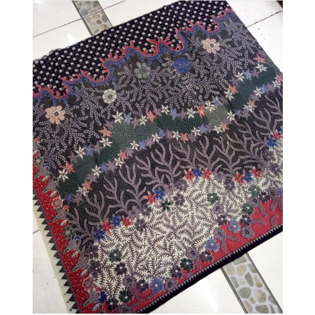 Kain Batik kota Solo motif akar dasarnya Ungu
