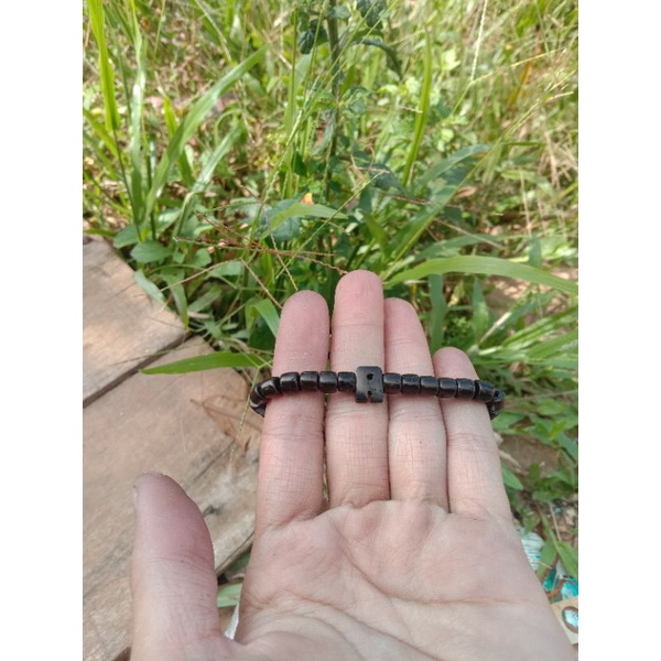 gelang inisial huruf kokka warna hitam