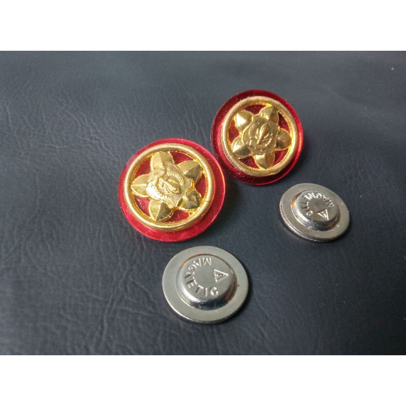 pin monogram gold satpam akrilik ,paku dan magnet