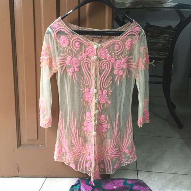 1 SET KEBAYA WISUDA ( KEBAYA, KAIN, BUSYE)