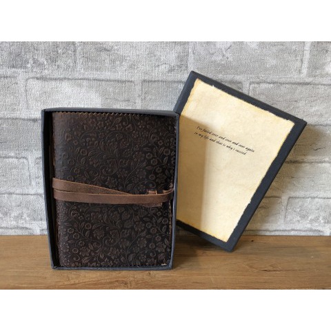 

BUKU / BUKU KULIT / LEATHER JOURNAL FLORAL EMBOSS LARGE THICK IN MEDIUM BOX / BUKU VINTAGE / BUKU TULIS