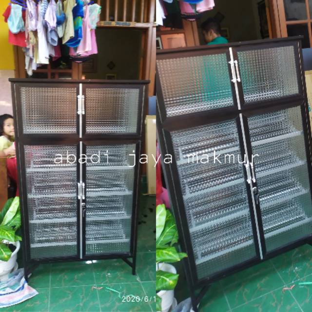 Rak sepatu kaca dan tempat helm