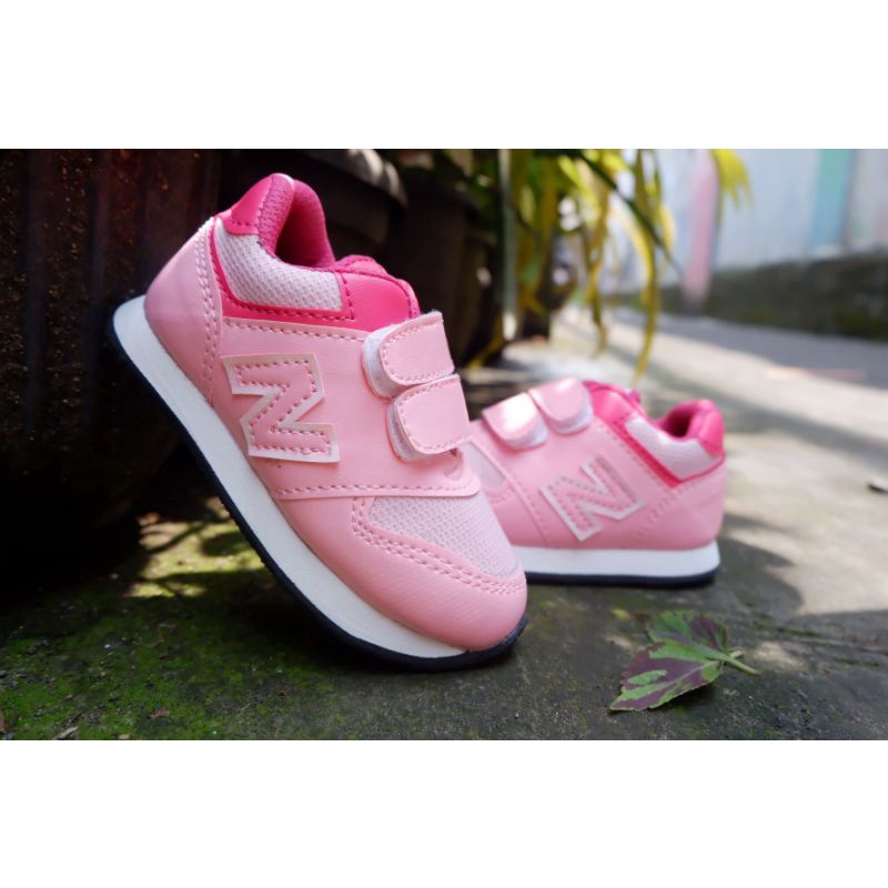 sepatu sneaker anak motif N warna pink