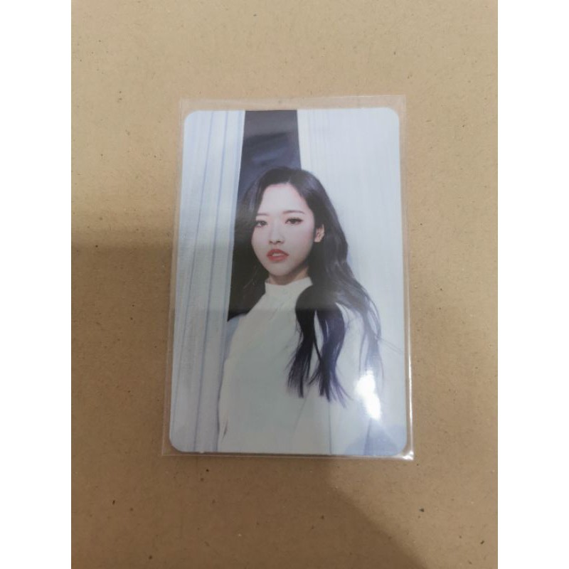 Loona pc XX Olivia Hye Photocard Damaged Backside