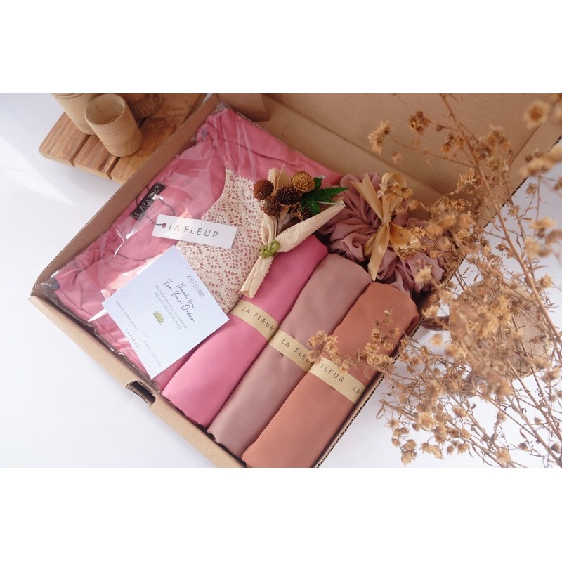 

GIFT BOX UNTUK HADIAH PERNIKAHAN, ULANG TAHUN, GRADUATION DLL
