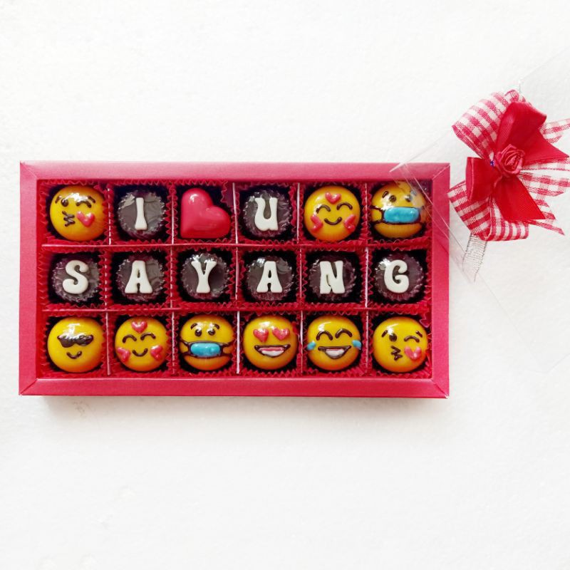 

Kado coklat cinta tema emoji untuk sahabat pacar box sekat 18
