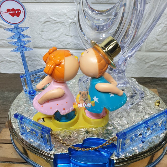 Pajangan Kiss Baby Artist dengan lampu dan berputar kissing baby