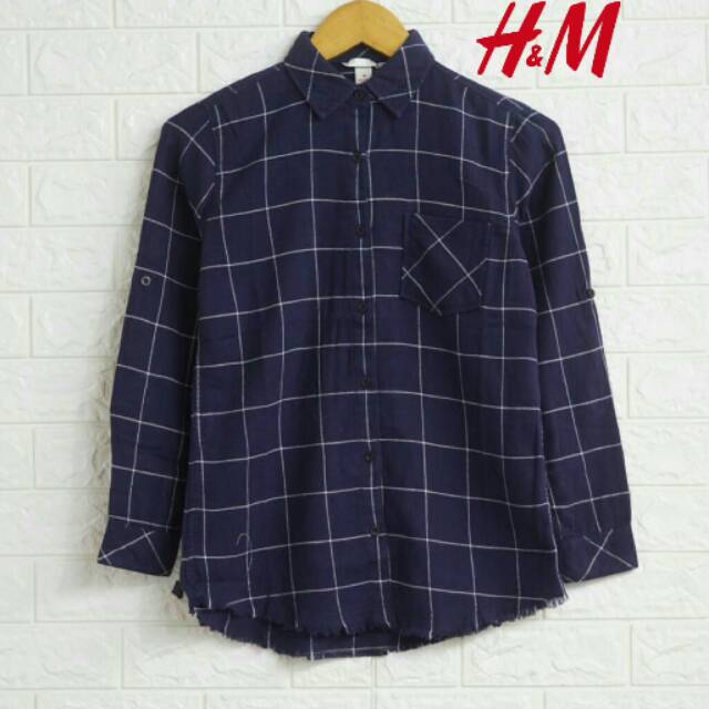  H M  flanel Hnm blouse navy kerja kantor tartan  kotak H m  