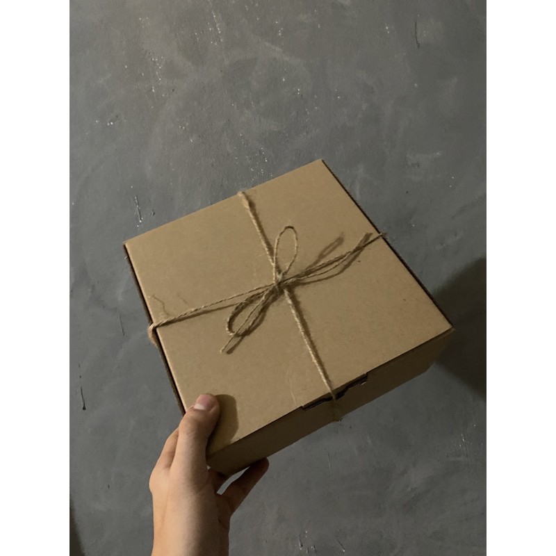 

simple aestethic box coklat dengan tali rami siap dipakai untuk hampers ataupun kado