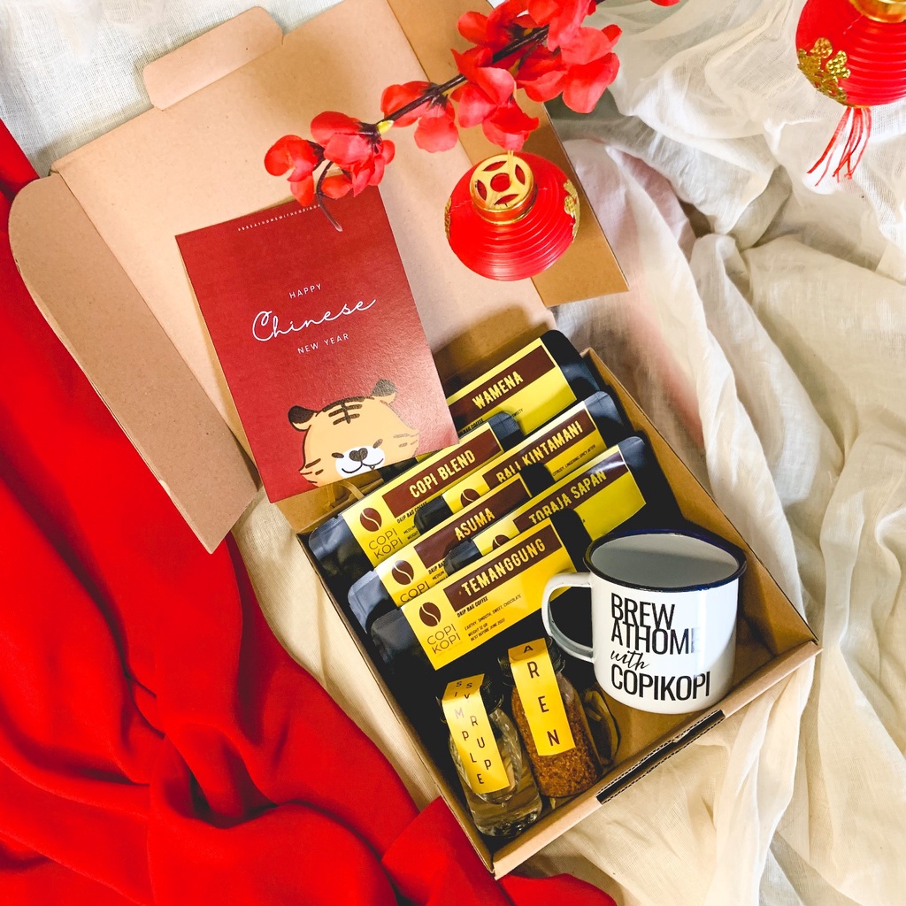 

HAMPERS NATAL TAHUN BARU LEBARAN KADO COFFEE DRIP BAG ISI 6 + GELAS ENAMEL