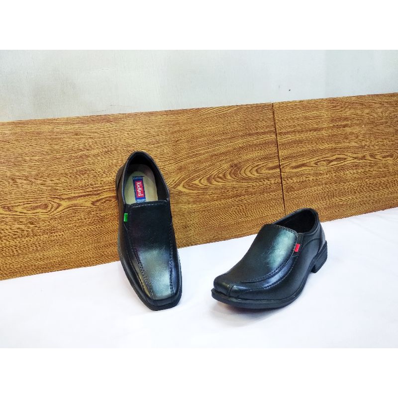 Sepatu Pantofel Kickers Pria Sepatu Slip On Kerja Formal  Sepatu Slop Pria Murah Semi Kulit Mewah Elegan dan Trandy