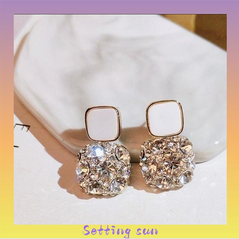 Anting Retro Mewah Siswa Perempuan Sederhana Temperamen Fashion Anting Murah Hati TN