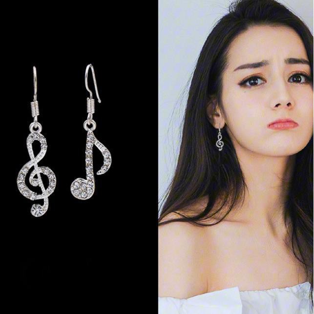 Anting pejantan berbentuk berlian temperamen perempuan earrings asimetris