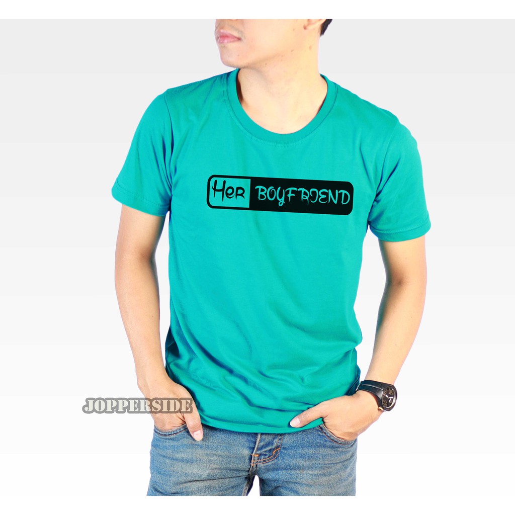 JOPPERSIDE TSHIRT KAOS DISTRO TULISAN KATA HER BOYFRIEND HER BOYFRIEND PRIA ORIGINAL PREMIUM TS26