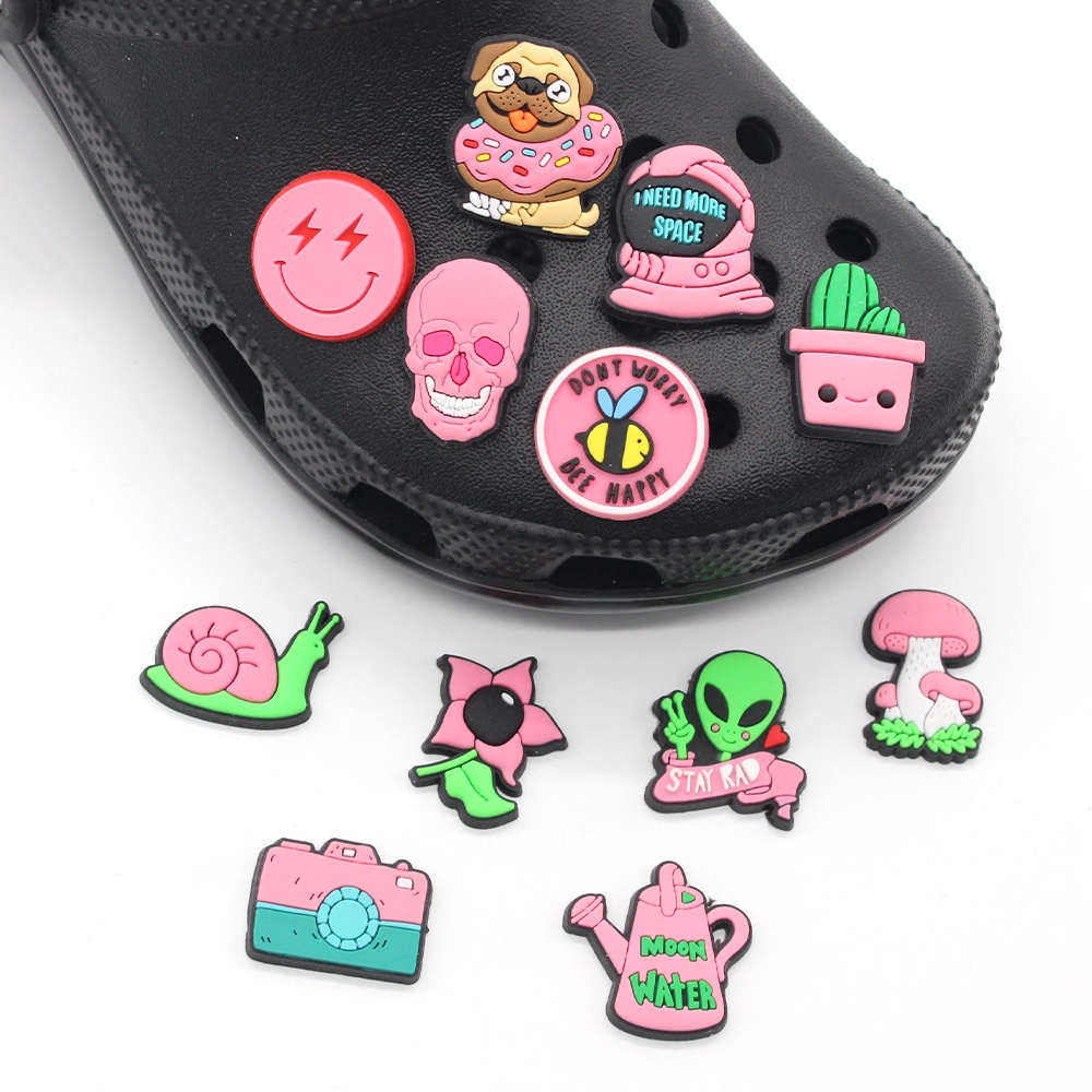 Jibbitz kartun shoe charms Crocs Pin Gesper Sepatu Sandal Motif Kartun smiley face / Tengkorak / alien DIY imut Bahan decorate Lubang Sepatu accessories