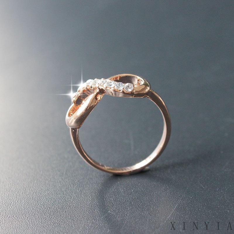 Cincin Desain Angka 8 Bahan Metal Hias Kristal / Berlian / Zircon Gaya Mewah / Simple Untuk Wanita