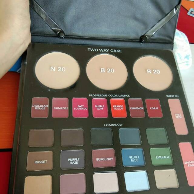 Palet kosmetik dari equiva