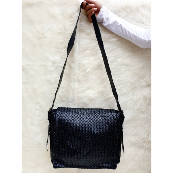 Tas Bottega Veneta Selempang Messenger Bag Kulit Asli Pria Second Preloved Branded Thrift