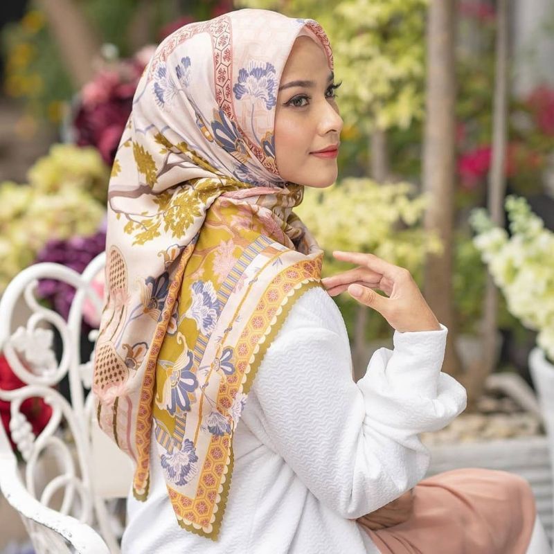 WANA SCARF WEARING KLAMBY