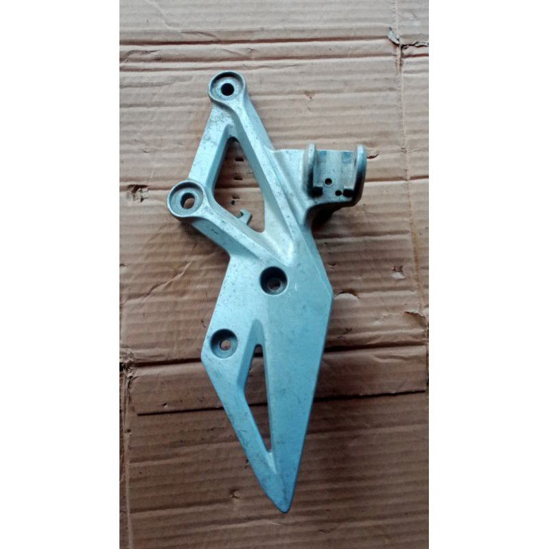 foot step postep pijakan kaki belakang Bagian kanan CBR 150 Facelift orisinil