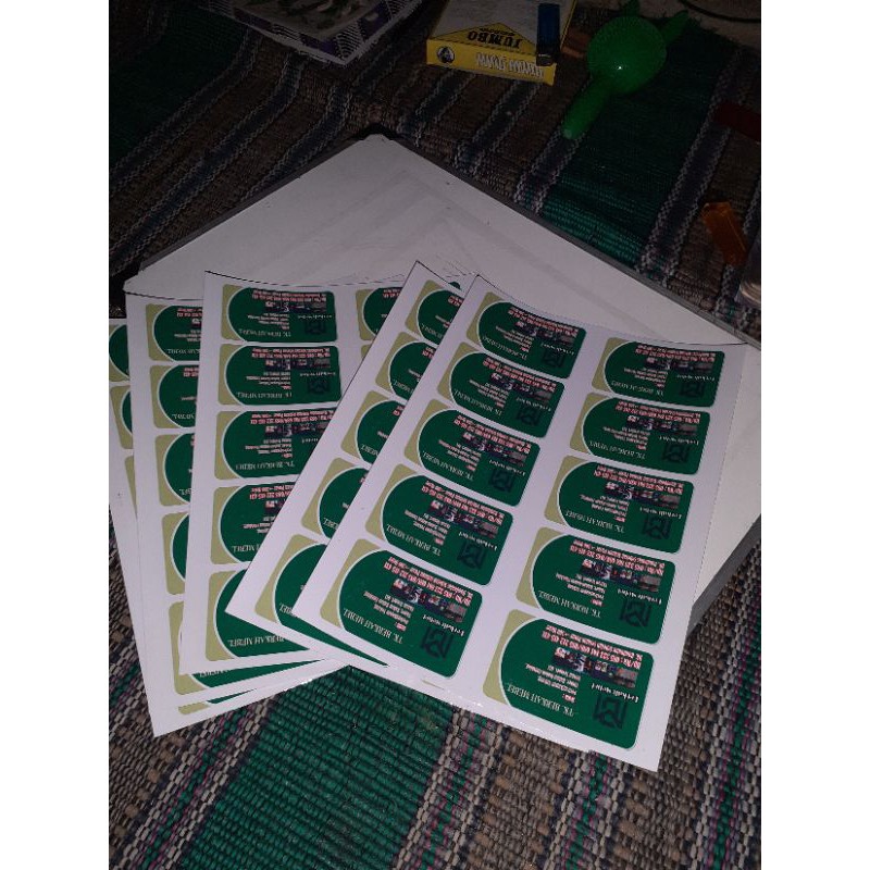 

kartu nama berbahan kertas foto glosy plus laminasi dingin