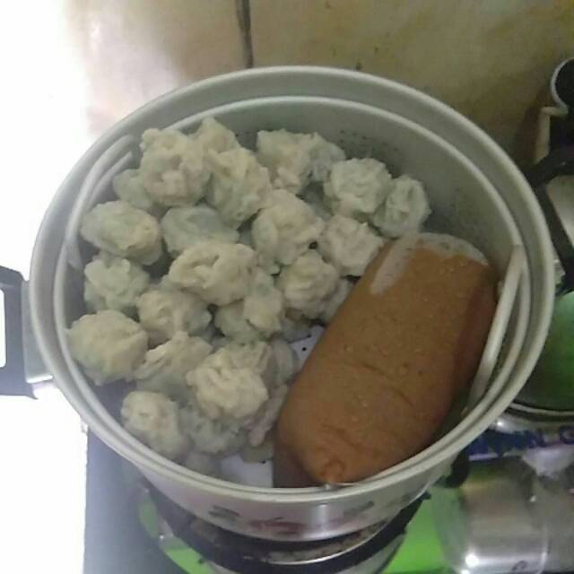 

Siomay ikan tenggiri asli..enak mantap..kondisi beku beserta bumbu kacang