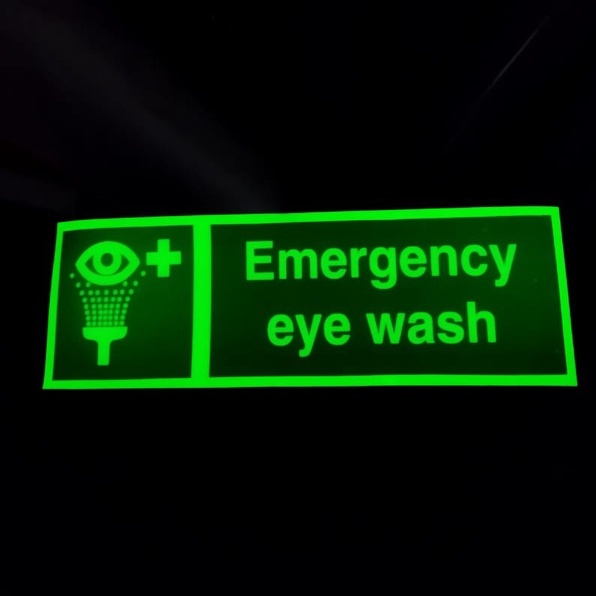 

Safety Sign EMERGENCY EYE WASH / Sticker Safety Sign / Sign Label Keselamatan Kerja / Sticker Glow In The Dark Forfor Hijau / Sticker Kapal