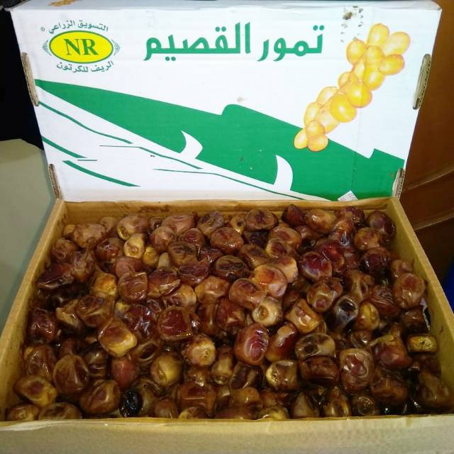 

Kurma Sukari Dus Hijau Putih ISI +–3KG (3000Gram) Kurma Sukari Dates Sukari NR Sukari HC