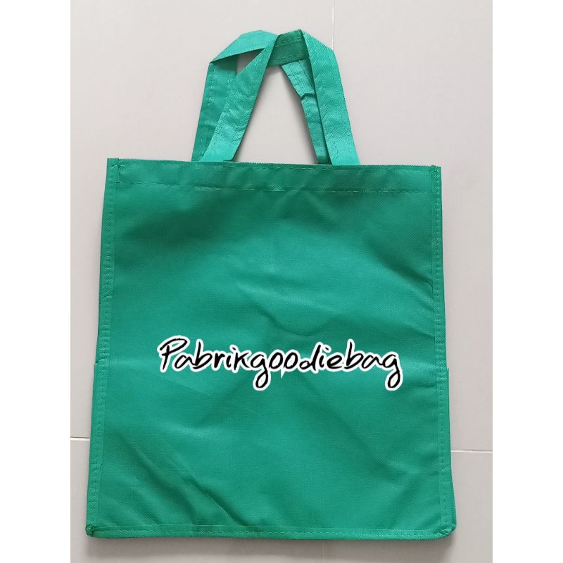 

Tasbox Spunbond / Tas Besek Ukuran 30x30cm / Goodiebag Kotak