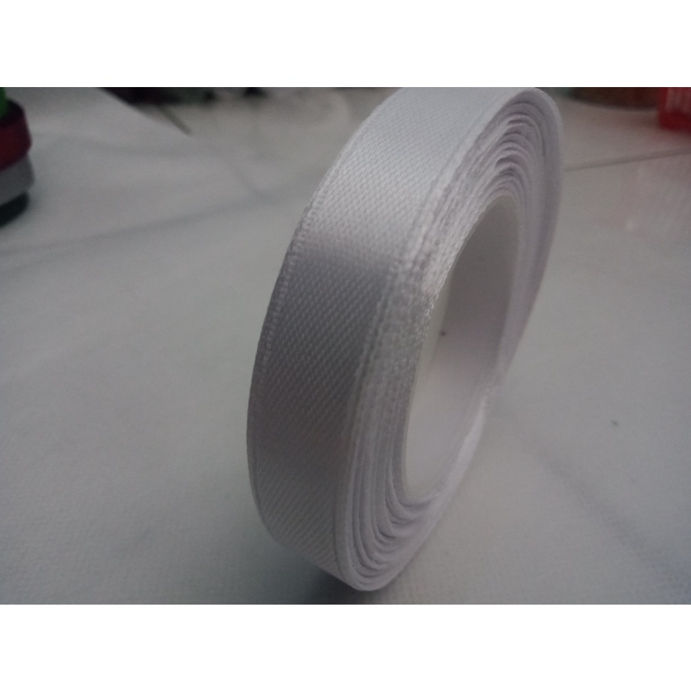 

Pita Satin Putih Ukuran 1/2 Inchi / 1 cm per Roll