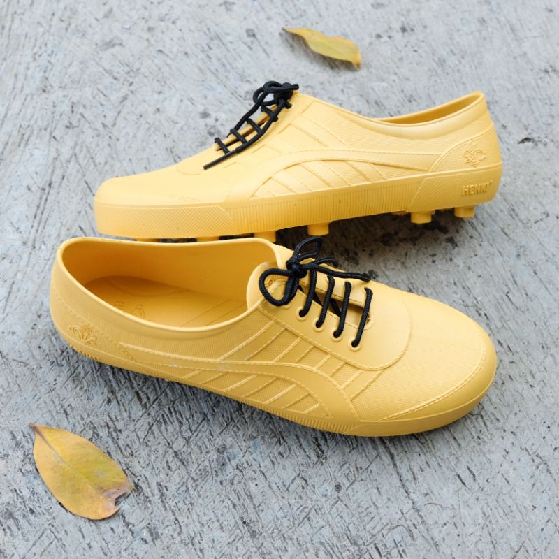 SEPATU BOLA kuning | spatu pul cucuk Henki ball shoes pole pool duri spull studs anti air murah kebun cod