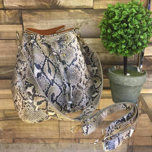 Charles &Keith tas serut motif snake