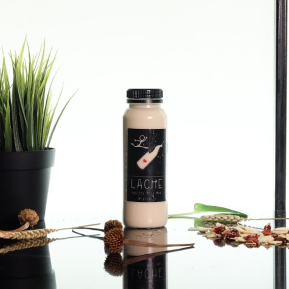 

Signature Lache Healthy Milk Meal / Susu Sehat Lache dengan mix berries, almond, chia seed