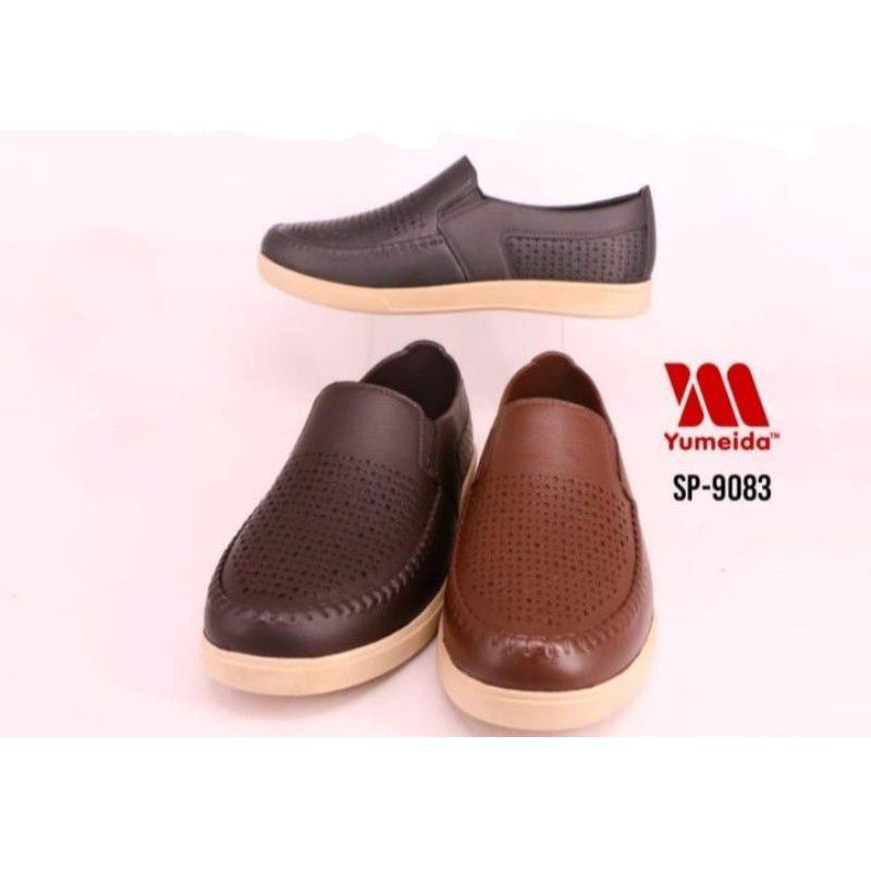 Sepatu pantofel karet pria yumeida
