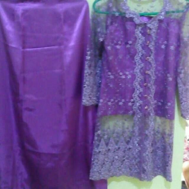 Kebaya pesta ungu ukuran S